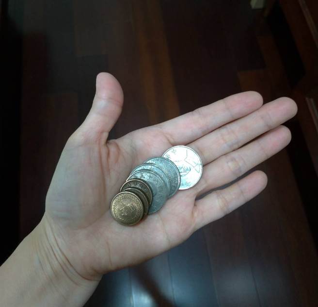 疫情爆发后，上班族平均月收入少了11000元。（图/1111人力银行提供）