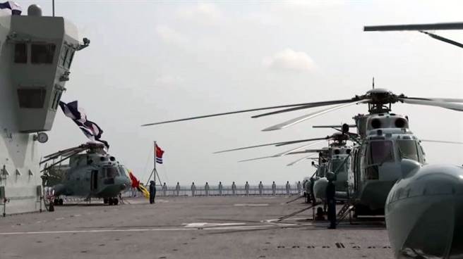 海南舰的机库能搭载近30架各型直升机，拥有直通甲板，可同时起降多架直升机。（图／央视截图）