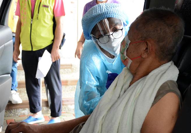 連日雨勢不斷，屏縣府提醒長輩接種疫苗時以安全為要。(林和生攝)