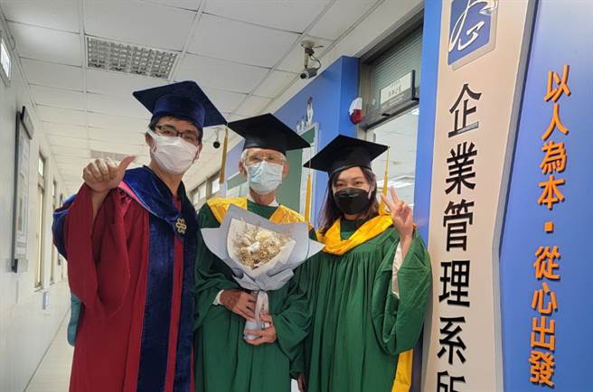 崑山科大企研所陳富雄(中)、林芝琪(右)這對今年畢業的「偽祖孫檔」就學期間表現良好，深獲企管所所長呂德財(左)肯定。（圖/崑山科大提供）