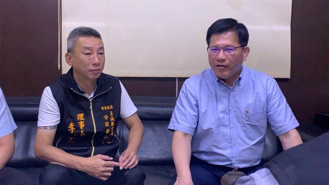 内政部宣布将殡葬人员列第2类施打疫苗顺位，中华民国葬仪同业公会理事长李濓淞（左）盼增加疫苗数量。（民眾提供／蔡旻妤台东传真）