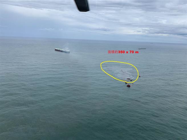 中油大林炼油厂2号输油管漏油，已扩散漂到小琉球，影响渔民作业，高雄市渔民港务促进会理事长黄清江说，中油这次漏油属于重大疏失。图为漏油情形。（海保署提供／林瑞益高雄传真）