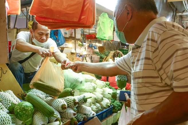 行政院长苏贞昌22日宣布，针对疫情较高风险的双北市，将特别纳入保母、计程车驾驶、外送员、国道客运司机、货运司机、传统市场合法摊商及卖场（含超商）收银人员等类别，相关部会协助造册后，于7月1日配送疫苗以利施打。（邓博仁摄）