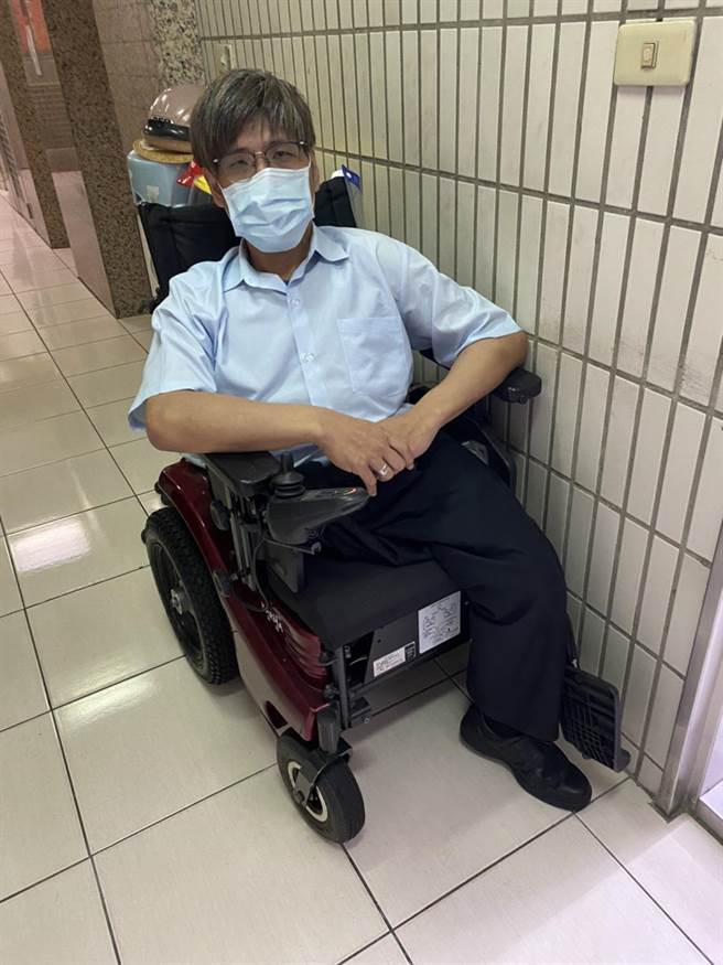 亚洲第一个分割手术成功的连体婴张忠义，因受赠辅具的费用被列入所得，导致不符合年收50万元以下的资格，无法申请劳工纾困贷款，张忠义直呼非常不公平。（赖香伶办公室提供）