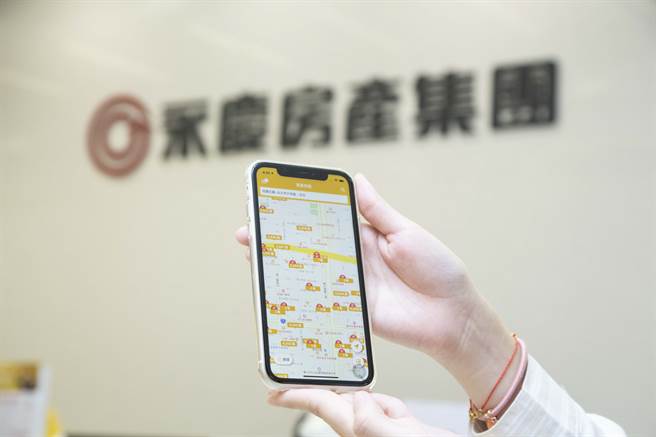 永庆快搜App中「实境找房」功能，与google map 结合，在家也可以指上探索物件周围生活圈。(图/永庆房屋提供)