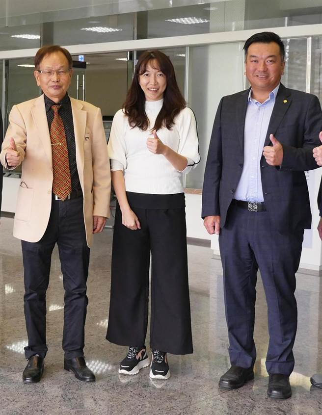 程泰集团董事长杨德华(左)、杨德华长女杨舒涵(中)、杨舒涵胞兄杨丞钧(右)。（图／程泰集团提供）
