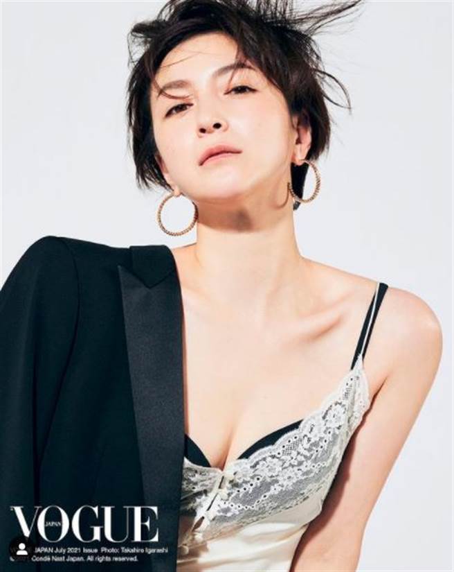 广末凉子难得小秀性感。（图／翻摄自voguejapan IG）