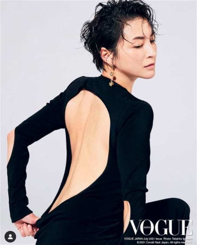 广末凉子性感美背全都露。（图／翻摄自voguejapan IG）