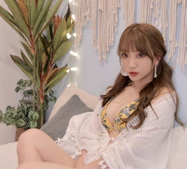 女星玉兔（郑如吟）昔日是节目《我爱黑涩会》的固定班底美眉之一。(图/ 摘自玉兔IG)