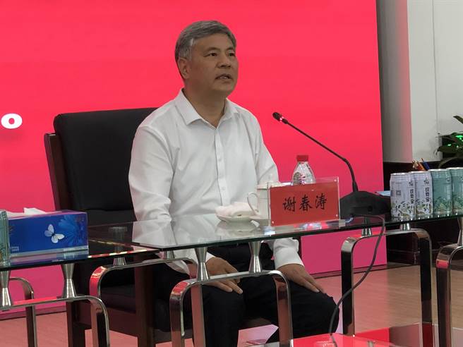 中华全国新闻工作者协会今天在北京举行新闻茶座，邀请中共中央党校副校长谢春涛以「共产党的百年歷程和特点」为主题与境内外媒体记者交流。（许依晨摄）