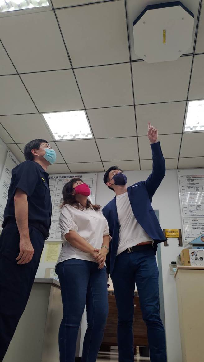 鑫圆方实业有限公司董事长林钰峰，携手内湖在地议员游淑慧一起号召台湾昕诺飞(股)公司（飞利浦照明）及民间企业与好友们，共同捐赠内湖分局能快速有效杀死细菌病毒的UV-C消毒设备。(戴志扬翻摄)