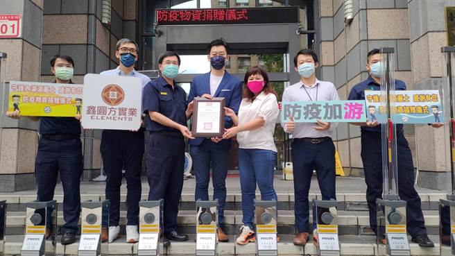 鑫圆方实业有限公司董事长林钰峰，携手内湖在地议员游淑慧一起号召台湾昕诺飞(股)公司（飞利浦照明）及民间企业与好友们，共同捐赠内湖分局能快速有效杀死细菌病毒的UV-C消毒设备。(戴志扬翻摄)