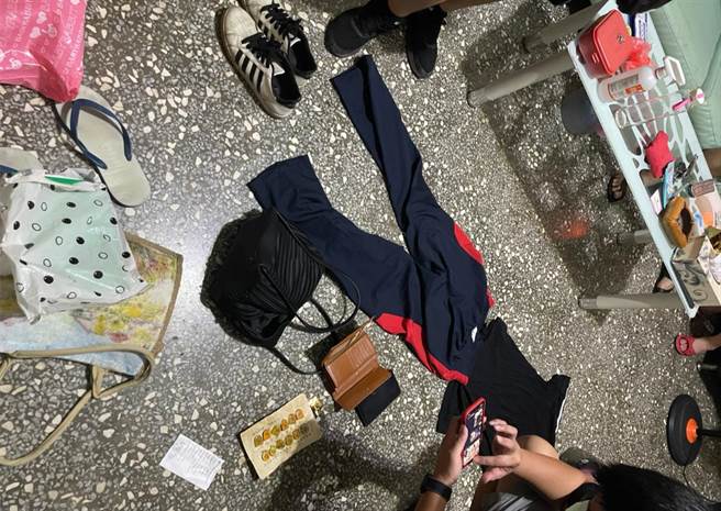 44岁林姓男子21日下午2时许，骑乘偷来的机车在新北市泰山区明志路二段随机抢夺妇人包包。（翻摄）