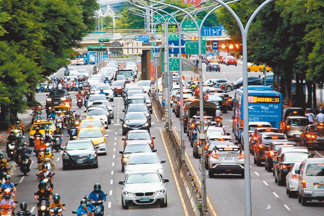 全国第三级警戒至6月28日，近日因疫情趋于平稳，21日接近下班时间，台北市基隆路车流明显增加。（陈信翰摄）
