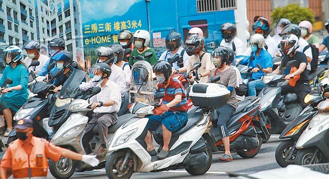 林祖嘉认为，国内经济呈现两极化，若三级警戒延长至9月，经济成长率势必比预估的下降约1个百分点。图为21日接近下班时间，机车车流量也有明显增多的情形。（陈信翰摄）