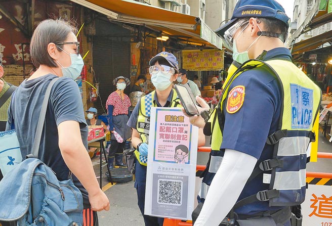 台中地院法官張淵森指出，實聯制簡訊僅能作為疫調使用，一旦改作為犯罪偵查，恐觸犯《個資法》。圖為台北市實施市場周末人流管控，並要求實聯制。（陳俊吉攝）