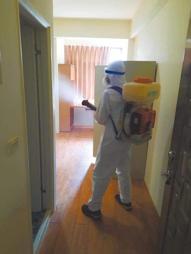 苗栗县政府劳工及青年发展处21日表示，针对京元电外籍移工转移至造桥人力仲介公司宿舍，所有确诊移工的房间都必须由专业清洁公司消毒后，静置24小时才能重新入住。（苗栗县政府提供）