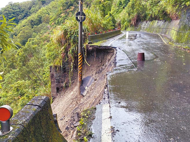 受西南风持续影响，嘉义县山区21日凌晨降豪雨，造成166县道65公里处路段下边坡崩塌等灾情。滞留锋面明天到达台湾，中央气象局昨天启动较大规模或较剧烈豪雨作业。（嘉义县政府提供）
