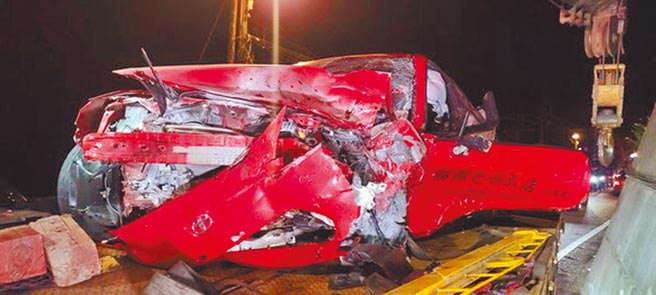 新北市三峡台七乙线20日凌晨发生严重车祸，印有「藤原豆腐店」的红色跑车疑似超车不慎，撞上对向来车，车头全毁。（警方提供／蔡雯如新北传真）