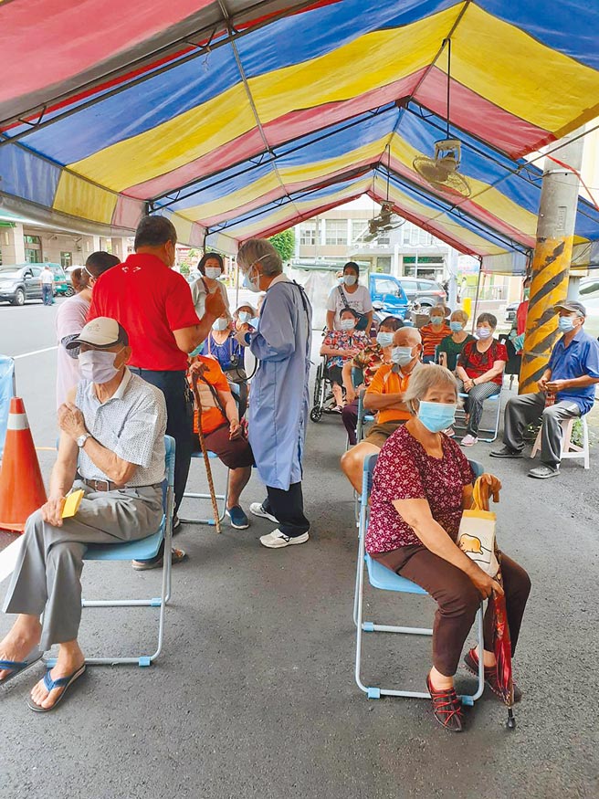 台南市21日對曾有群聚感染的白河等5個行政區鄰長列冊施打疫苗。（市府衛生局提供／洪榮志台南傳真）