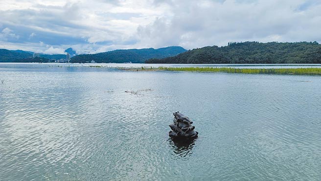 日月潭水位上升，九蛙迭像沐浴水中。（日月潭风管处提供／廖志晃南投传真）