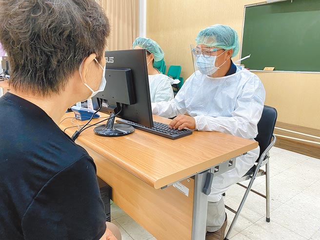 雲林縣北港鎮媽祖醫院內科部長蔡昆道（右）建議民眾盡速施打新冠肺炎疫苗，降低染疫機率。（媽祖醫院提供／張朝欣雲林傳真）