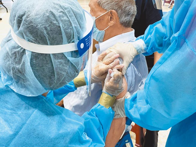 花莲第一梯次长者上周的接种率仅4成，没想到第二梯次接种首日，接种率更低，剩下1成5。（罗亦晽摄）