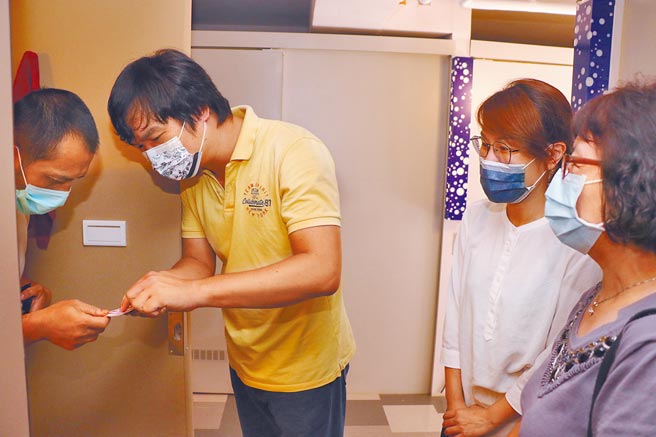 入住安心旅館的阿瑋（左）感謝終於找到可領日薪的油漆工。（新北市社會局提供／葉德正新北傳真）