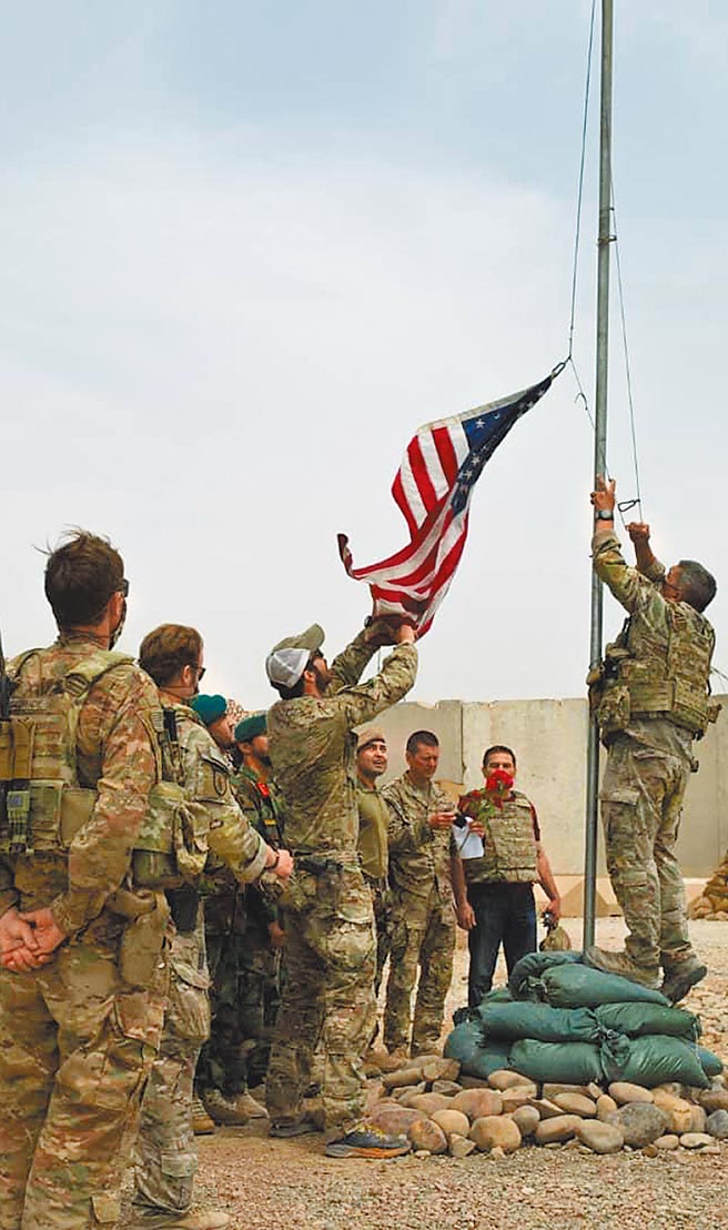 美國總統拜登25日將在白宮會晤來訪的阿富汗總統加尼以及「阿富汗民族和解高級委員會」主席阿布杜拉，除了討論美國從阿富汗撤軍，也關切阿富汗政府軍與民兵組織「塔里班」戰鬥激增的問題。圖為美軍士兵在阿富汗赫爾曼德省一處軍事基地降下美國國旗。（新華社）