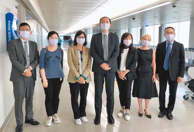 国民党呼吁民进党政府与港府珍惜得来不易的交流成果，应透过谈判或第三方斡旋以解决问题。图为我驻港办7名派驻人员20日下午返台。（陆委会提供）