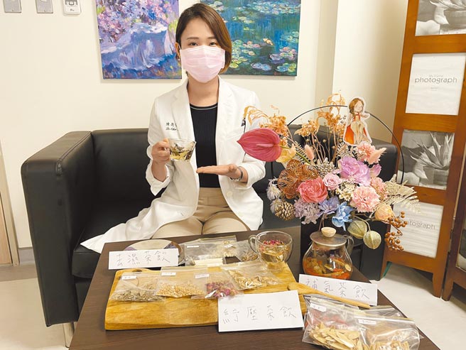 中医大新竹附设医院中医科医师陈亮宇，提出养生茶饮等4大防疫养生法。（罗浚滨摄）