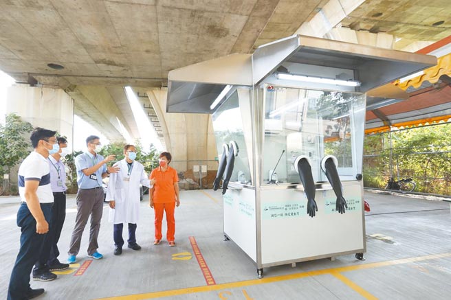 大台中不动产开发商业同业公会捐赠「正压检疫亭」给市府，检疫亭内置紫外线灭菌灯可迅速消毒，恒温空调，让穿着隔离衣的医护人员减少闷热。（卢金足摄）