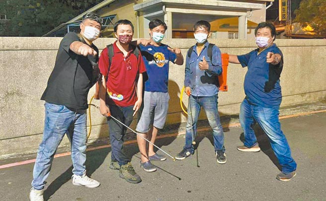 屏東市青年在防疫期間自組清消隊，投入社區消毒工作。（林和生攝）