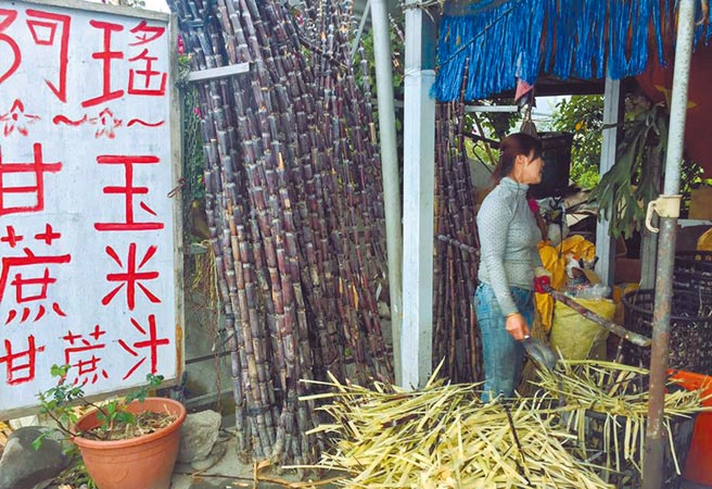 台9线关山段以往有不少越南籍新住民摆摊卖甘蔗、玉米，现在只剩3家在苦撑。（民眾提供／庄哲权台东传真）