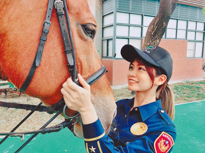 女警赖沐恩有双大眼、个性活泼外向，是骑警队的一员。（鼓山分局提供／石秀华高雄传真）