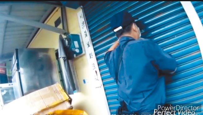 20日晚間林姓男子與4名友人偷偷在家中相聚，拉下鐵門打起麻將，遭鄰居檢舉，員警當場從鐵門信箱投遞口發現逮獲。（苓雅分局提供／袁庭堯高雄傳真）