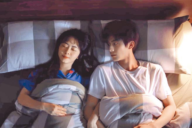 谭松韵（左）剧中陪宋威龙睡觉的片段，让收视率达到最高峰。（中天娱乐台提供）