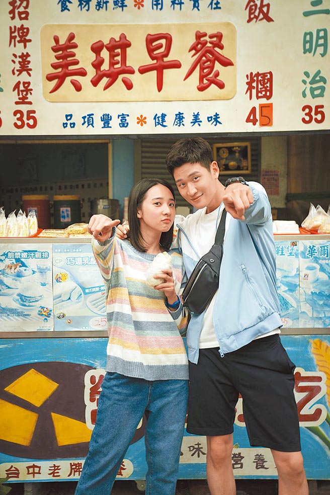 李沐（左）、周兴哲因拍摄《我吃了那男孩一整年的早餐》，建立了好友谊。（华映提供）