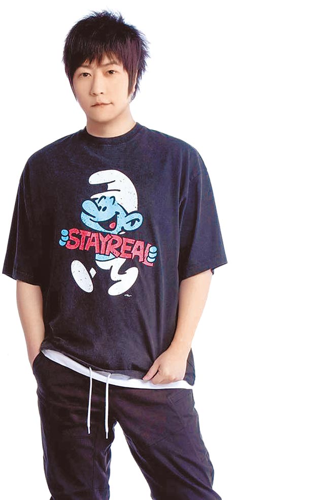 阿信是STAYREAL主理人，也会为自家品牌担任模特。（摘自脸书）