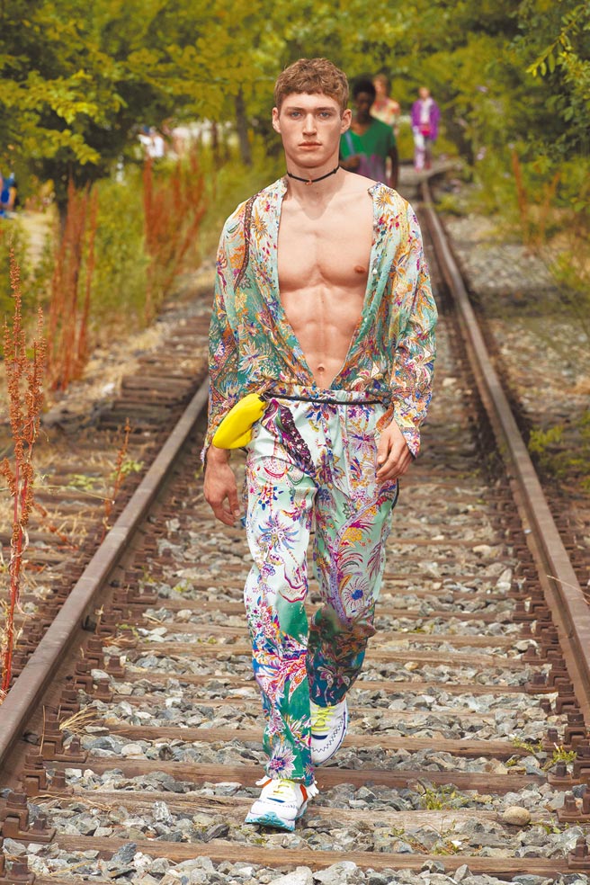 Etro本季於鐵軌上開秀。（Etro提供）