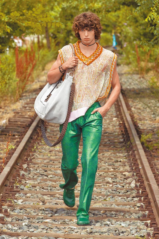 Etro2022春夏男裝系列以「Travelling in a Joyful State of Grace」為題，致敬歌手Franco Battiato。（Etro提供）