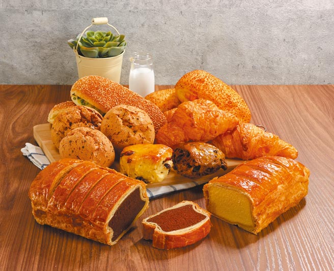 爱买「防疫麵包组合」外送平台独家限定，有青葱烧饼2入、起司烧饼2入、羊角麵包3入、韩国麵包3入、英式松饼2入、酥皮蜂蜜蛋糕2盒，229元。（爱买提供）