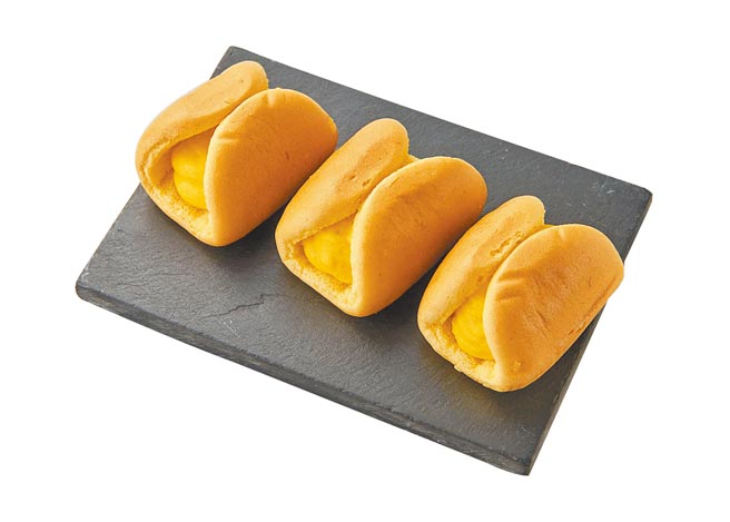 家乐福×多那之布丁芒果半月烧，72元。（家乐福提供）