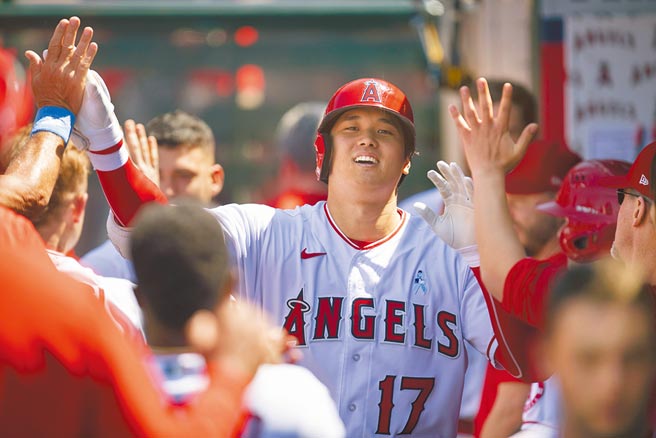 昨在5局敲出兩分全壘打的大谷翔平跟天使隊友擊掌。（美聯社）