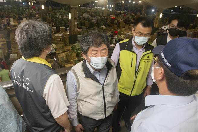 卫福部长陈时中（中）、农委会主委陈吉仲（右）23日前往巡视台北市第一果菜市场。（杜宜谙摄）