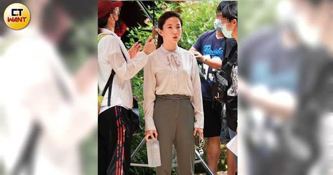 ​绑着俐落马尾的郭书瑶，上戏前不时地喃喃自语，像是在背台词。（图／本刊摄影组）