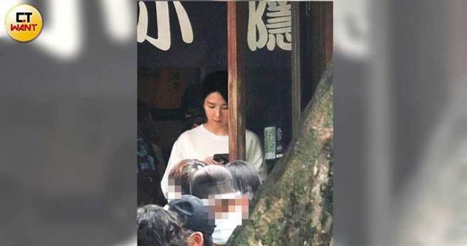 郭书瑶现身台北市永康街拍戏，空檔时一直在当低头族滑手机。（图／本刊摄影组）