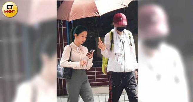 由助理陪同走到另一拍摄地点的郭书瑶，途中不放过任何一个看手机的机会。（图／本刊摄影组）