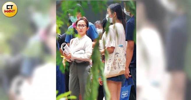 ​郭书瑶戴上眼镜还拿着商业杂志，展现十足的OL味。（图／本刊摄影组）