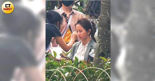 穿着西装外套的郭书瑶，在大热天里快速补妆准备换场。（图／本刊摄影组）